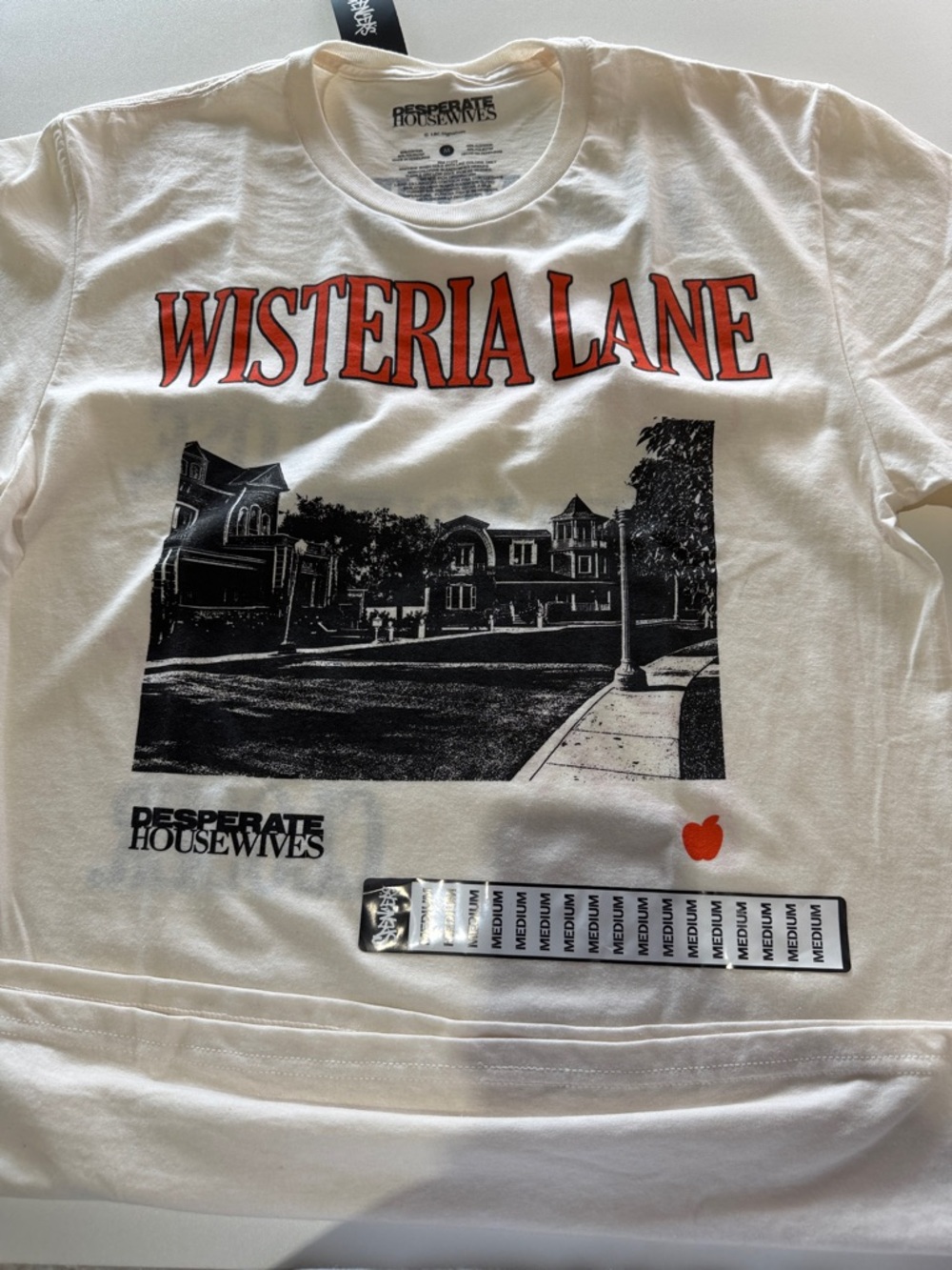 Desperate Housewives Wisteria Lane Graphic Tee - Cream with Red & Black Print M - Picture 6 of 6